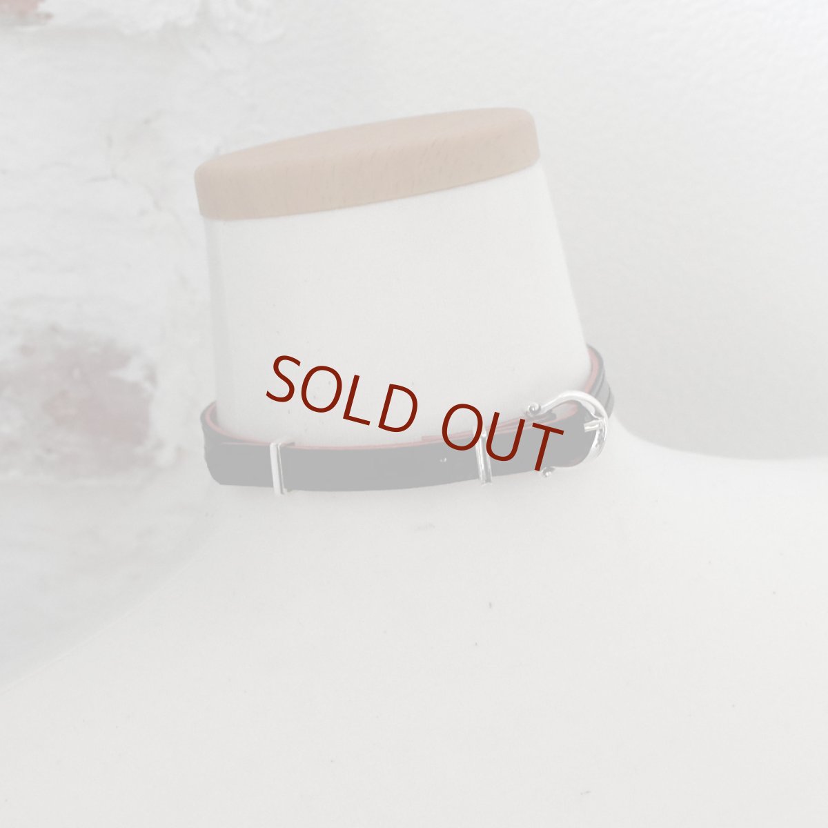 アゲハ蝶のレザーチョーカー(ブラック/レッド)