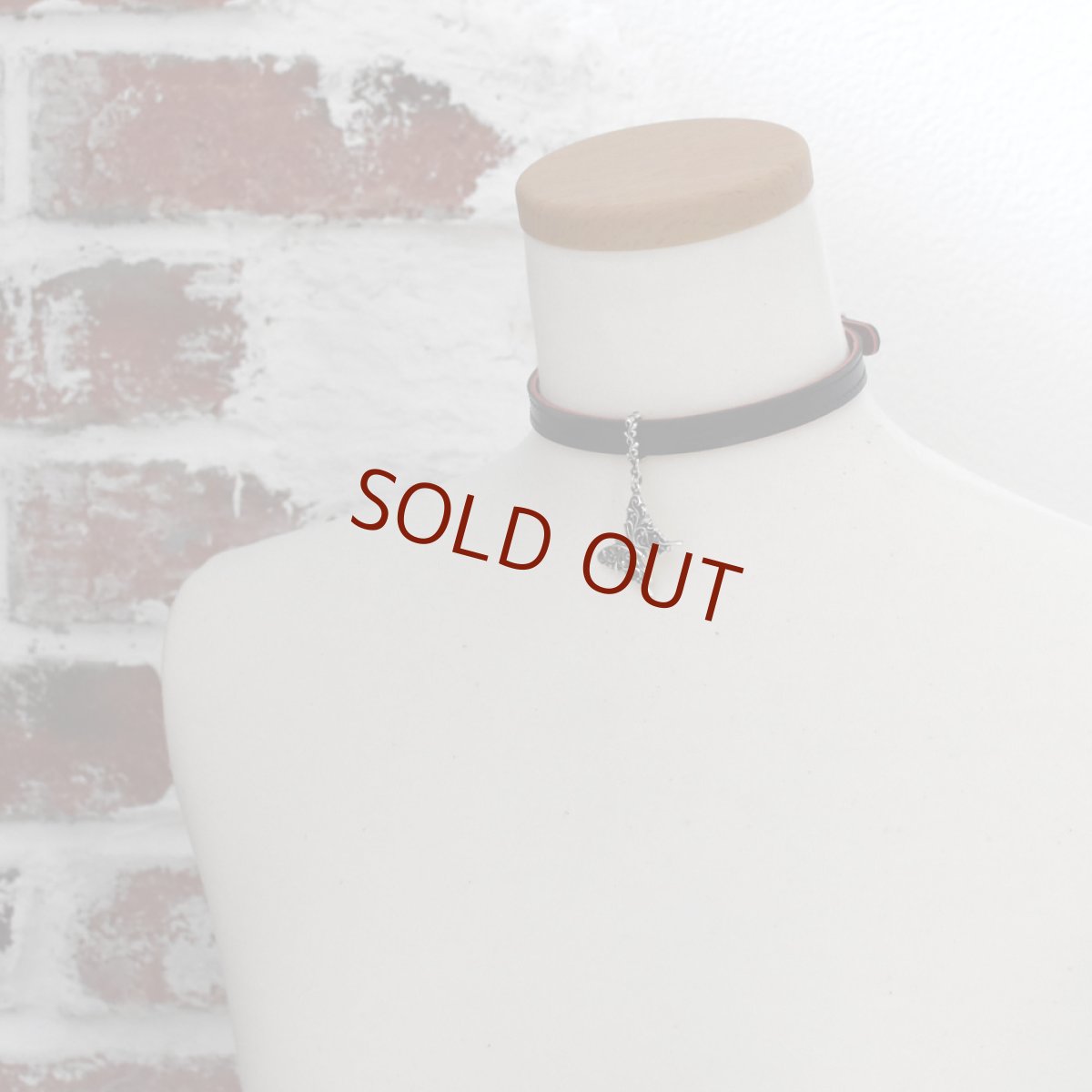 アゲハ蝶のレザーチョーカー(ブラック/レッド)