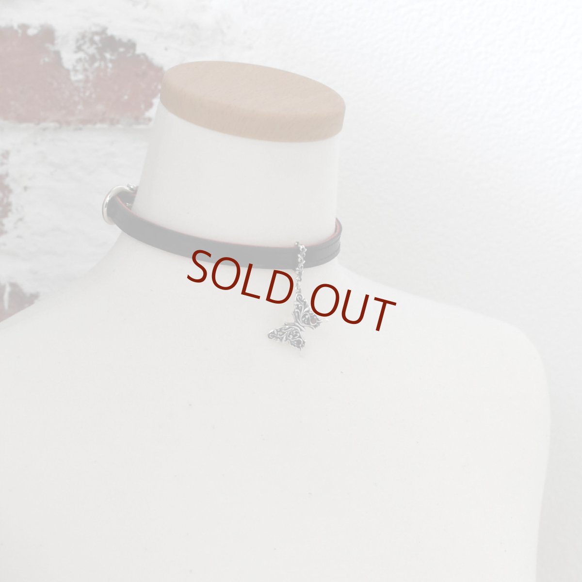 アゲハ蝶のレザーチョーカー(ブラック/レッド)