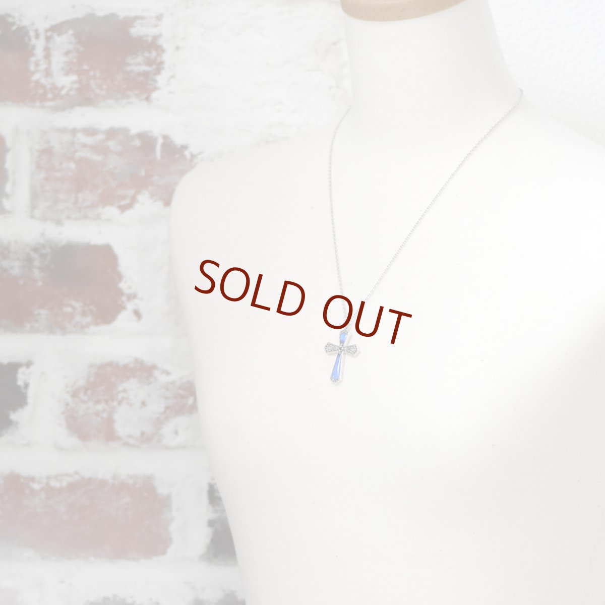 ブルーのグラデーションが神秘的なクロスペンダント070(シルバー)