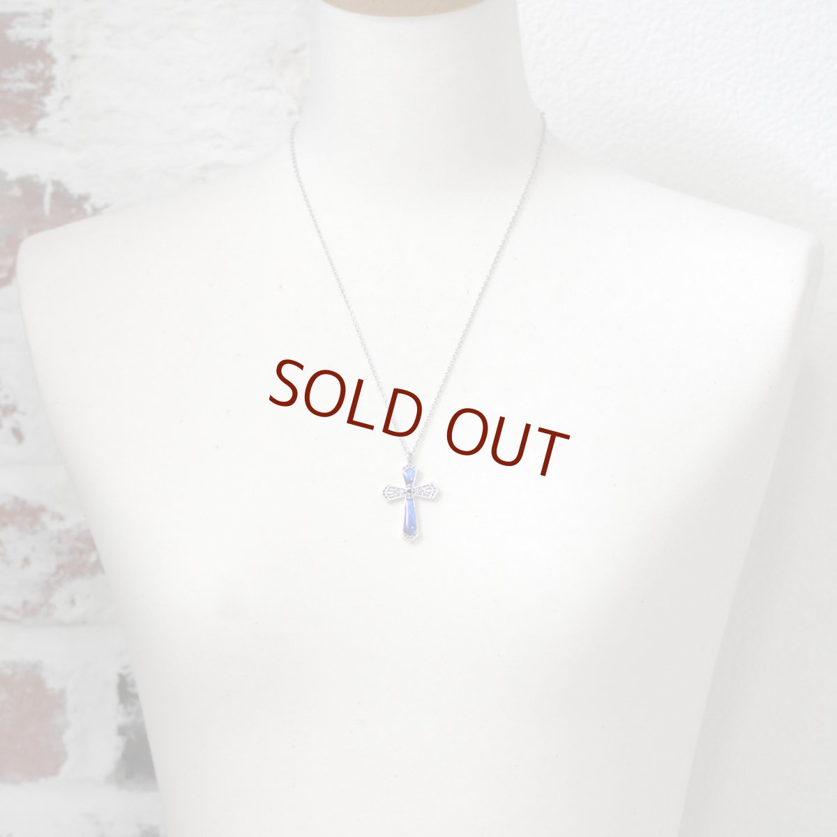 ブルーのグラデーションが神秘的なクロスペンダント070(シルバー)