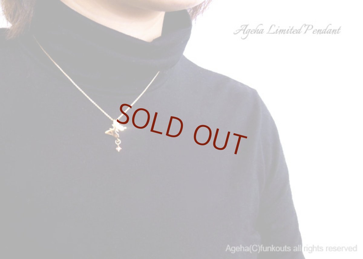 アゲハ蝶とガーネットのゴールドカラーペンダント010