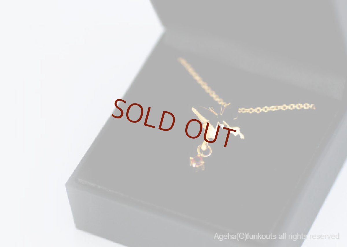 アゲハ蝶とガーネットのゴールドカラーペンダント010