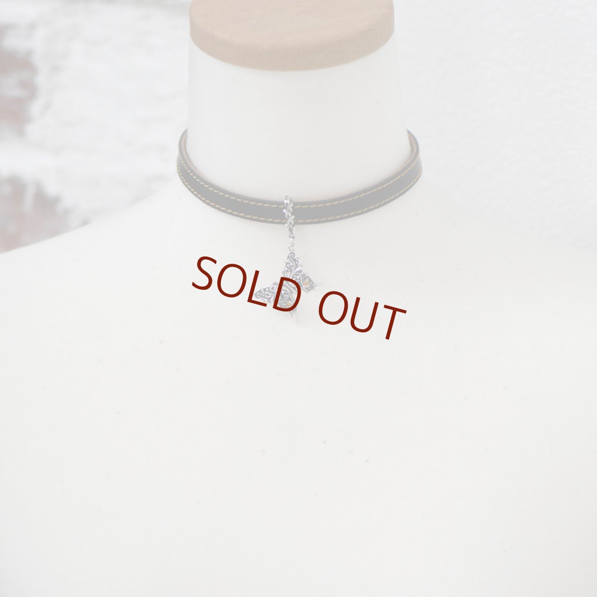 アゲハ蝶の限定レザーチョーカー/ブレスレット(ブラック/キャメル)