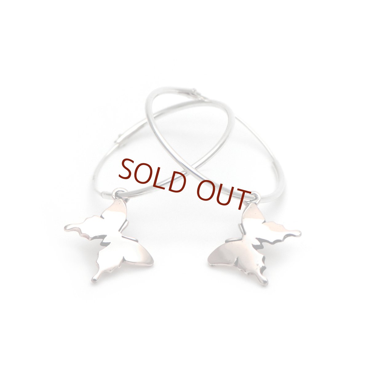 ピンクシルバーのアゲハ蝶チャームが可愛いフープピアス