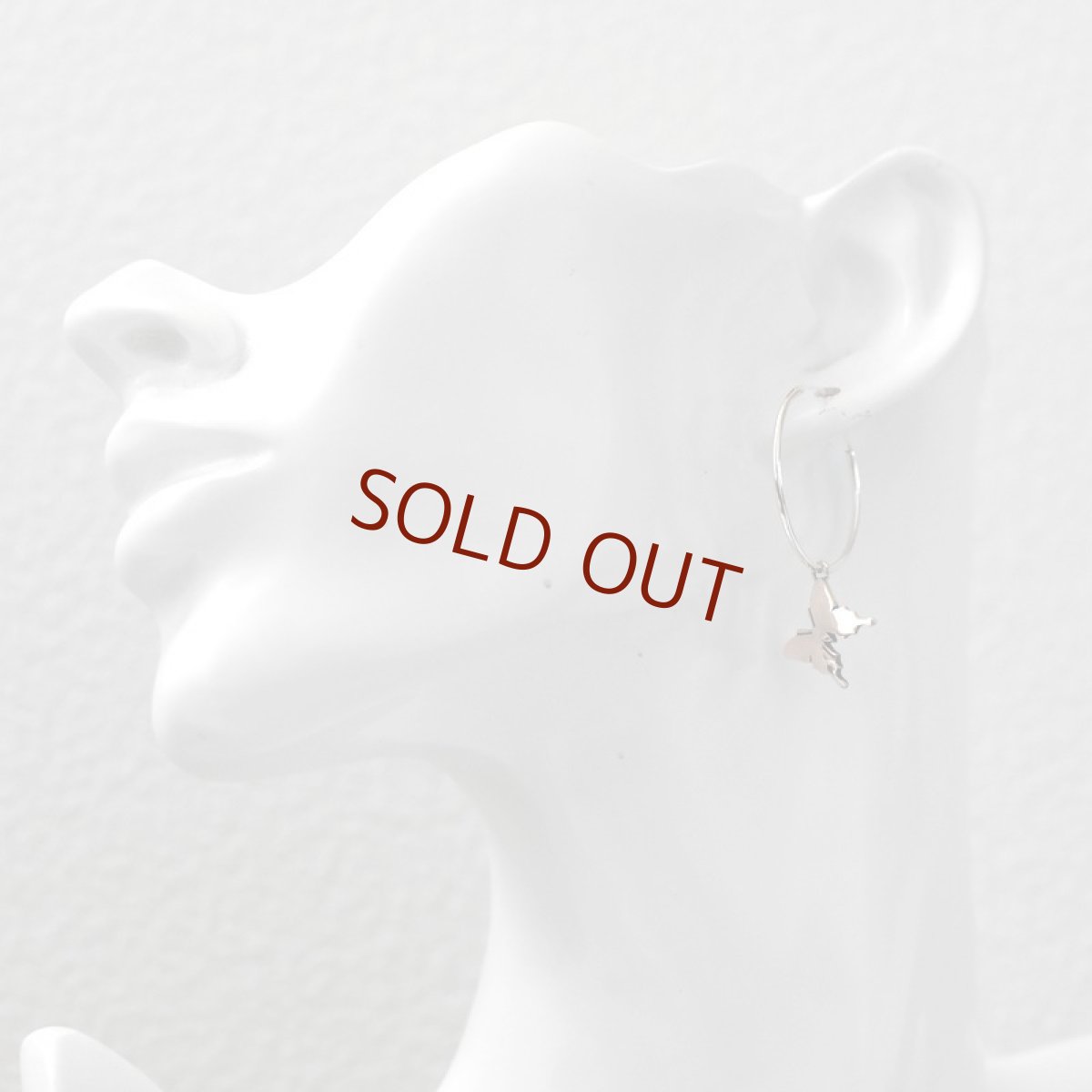 ピンクシルバーのアゲハ蝶チャームが可愛いフープピアス