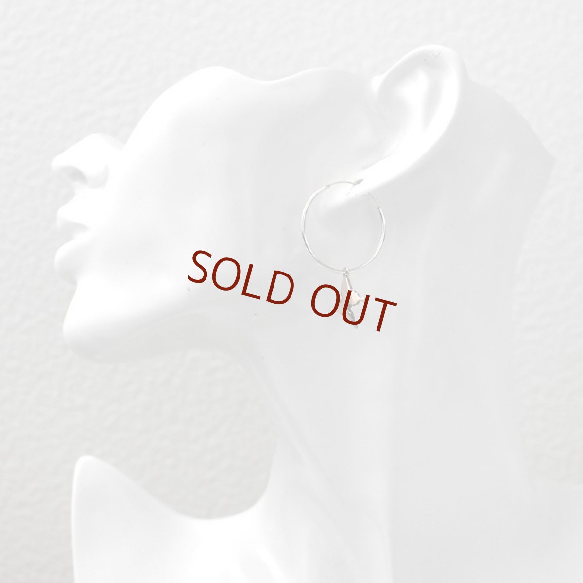 ピンクシルバーのアゲハ蝶チャームが可愛いフープピアス