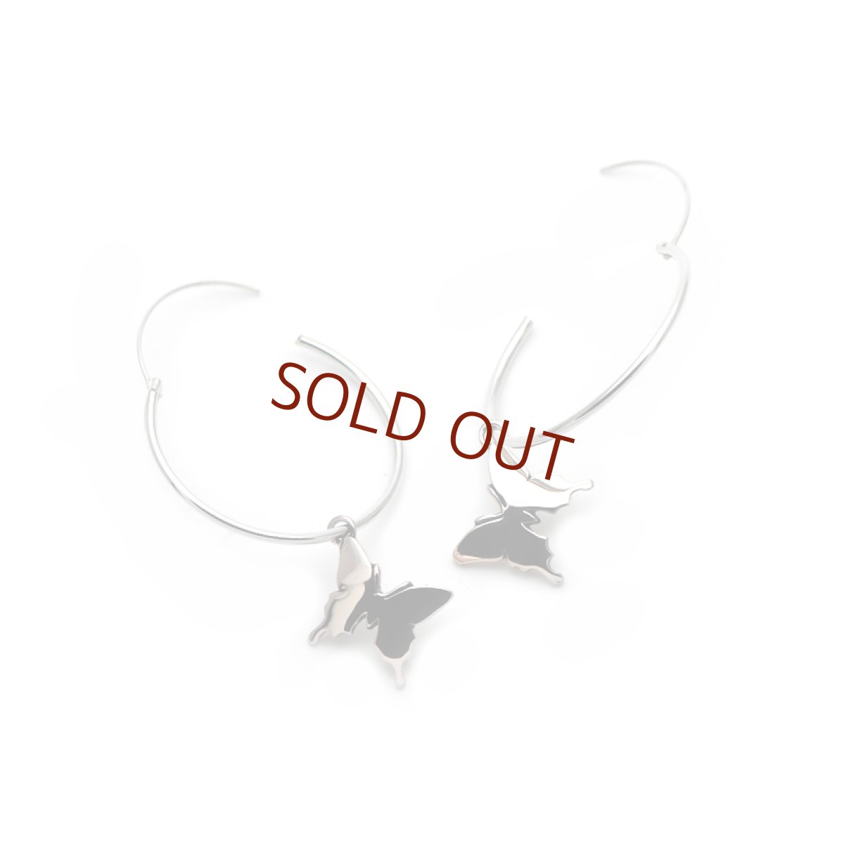 ピンクシルバーのアゲハ蝶チャームが可愛いフープピアス