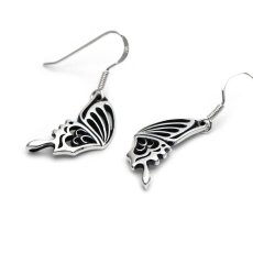 アゲハ蝶の片羽根デザインのシルバーピアス