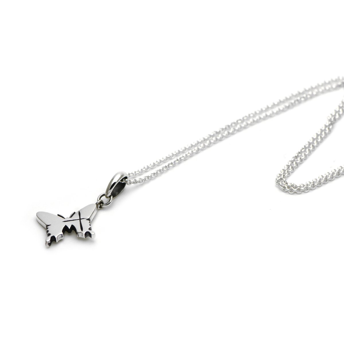 アゲハ蝶と棘十字モチーフのシルバーペンダント