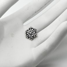 雪の結晶 スノーフレーク デザイン 文様 シルバー925 ピアス【cooldust | クールダスト】
