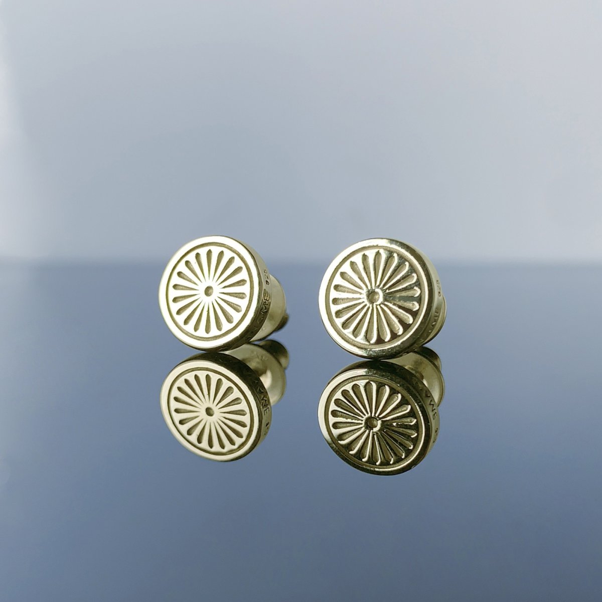 菊 文様 耳飾り 和柄 シルバー925 ピアス (ゴールド) [両耳]【KANAME | 金目(かなめ)】