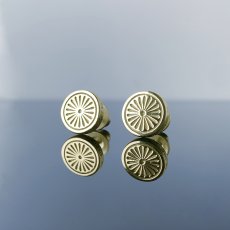 菊 文様 耳飾り 和柄 シルバー925 ピアス (ゴールド) [両耳]【KANAME | 金目(かなめ)】