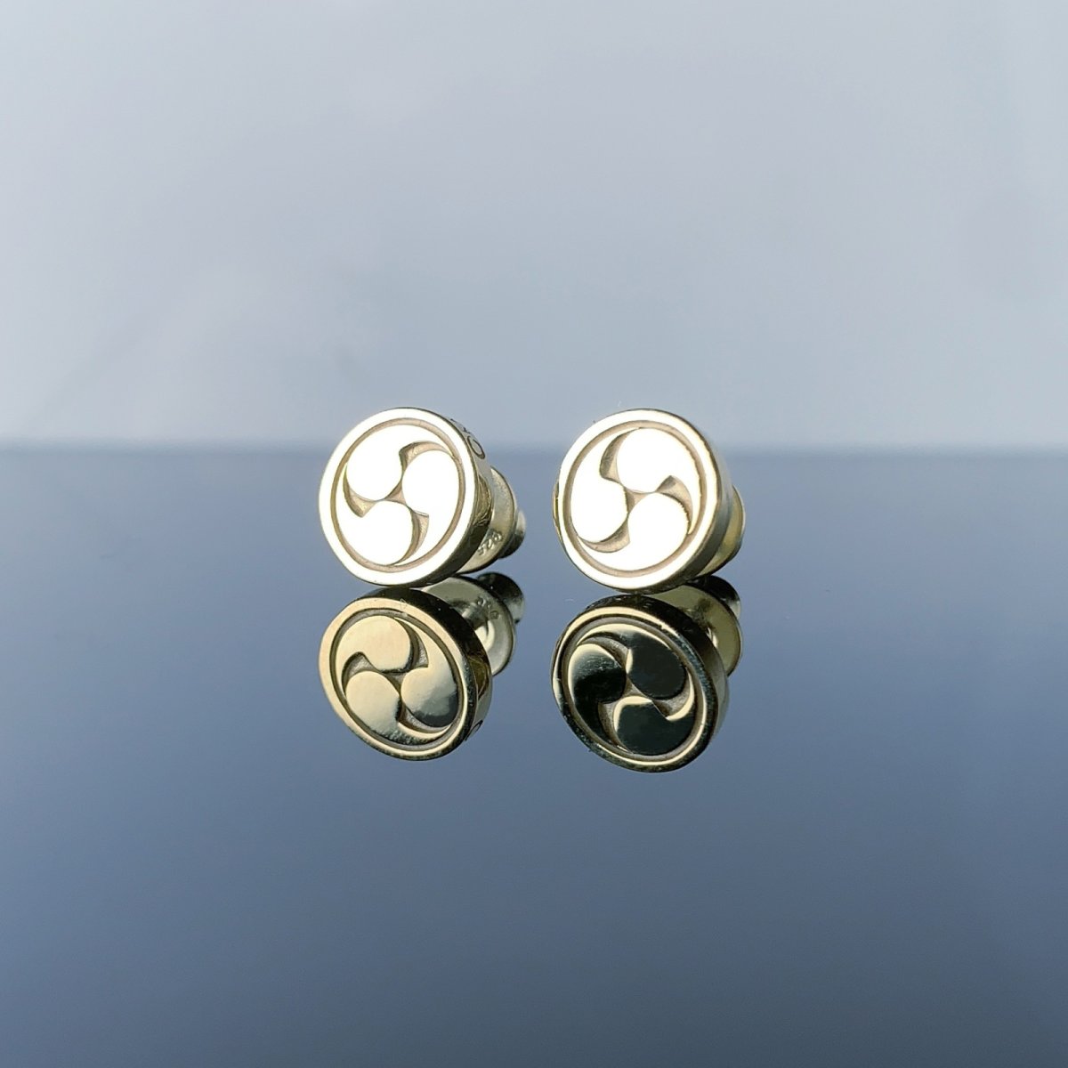 三つ巴 文様 耳飾り 和柄 シルバー925 ピアス (ゴールド) [両耳]【KANAME | 金目(かなめ)】