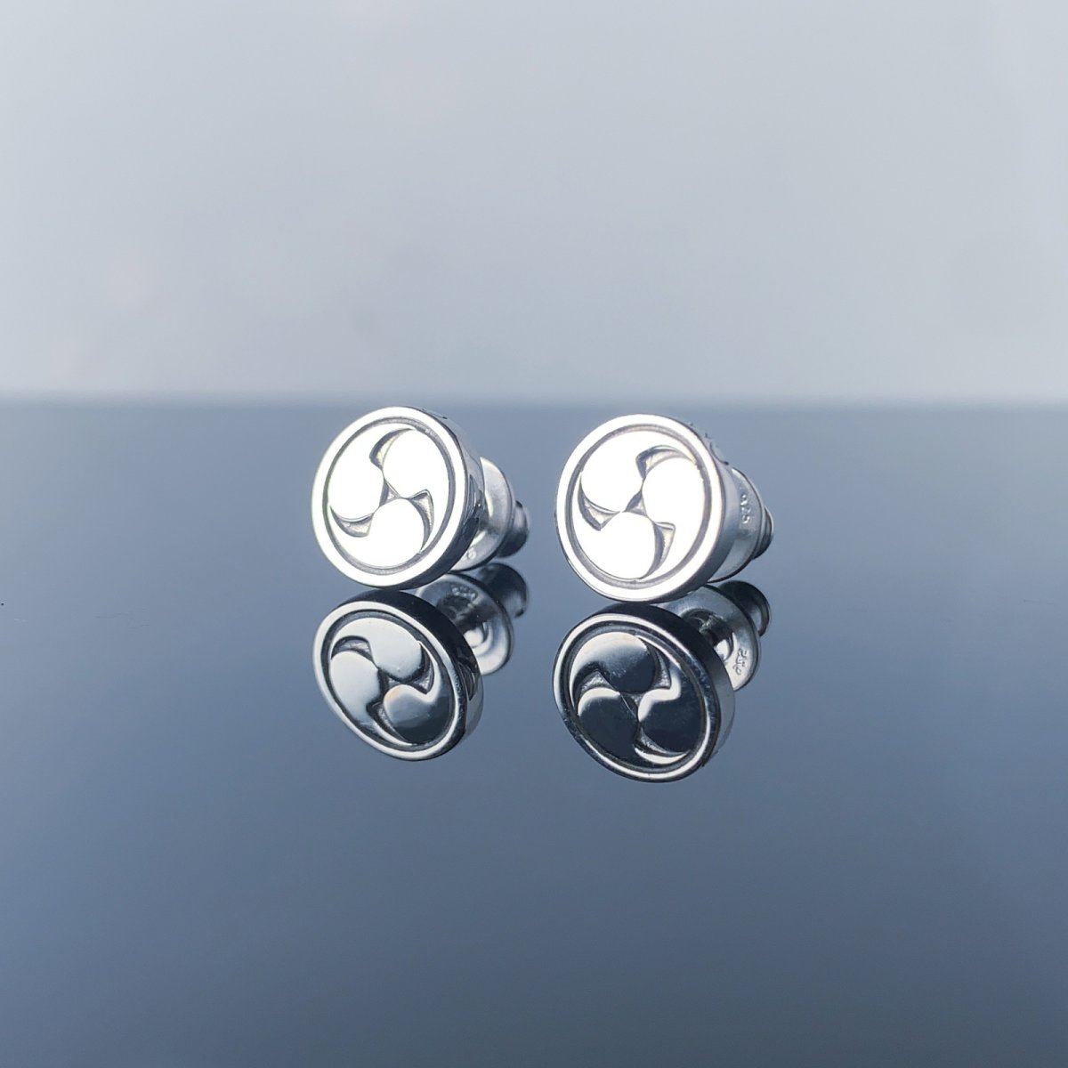 三つ巴 文様 耳飾り 和柄 シルバー925 ピアス  [両耳]【KANAME | 金目(かなめ)】