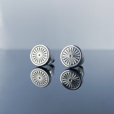 菊 文様 耳飾り 和柄 シルバー925 ピアス  [両耳]【KANAME | 金目(かなめ)】